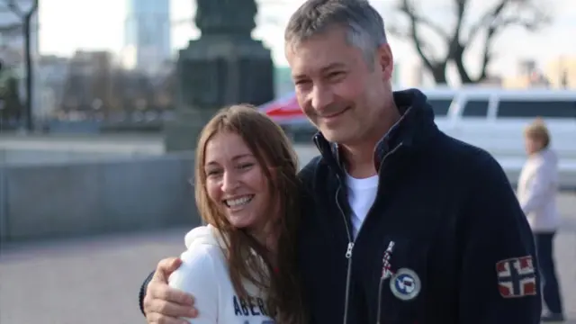 Мэр Екатеринбурга Евгений Ройзман фотографируется с поклонницей