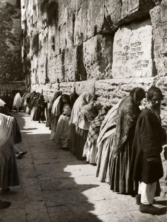 ኣይሁዳውያን ኣብ ምዕራባዊ ሸነኽ ናይ ከተማ እዮሪሳሌም ኣብ 1 ሓምለ 1910 ጸሎት እናዕረጉ