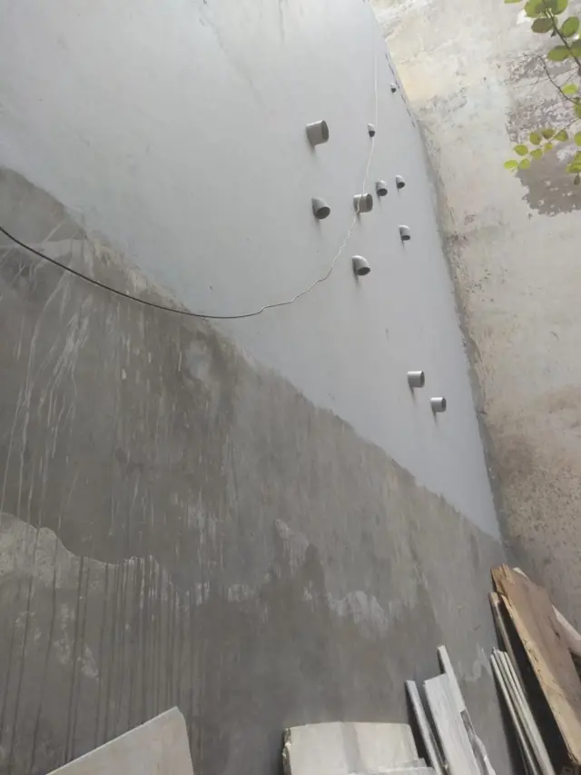 घर की बाहरी दीवार पर इस तरह से निकले हुए हैं 11 पाइप