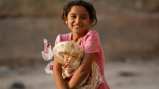 போரின் காரணமாக வேறு இடத்தில் குடியமர்த்தப்பட்ட சிறுமி