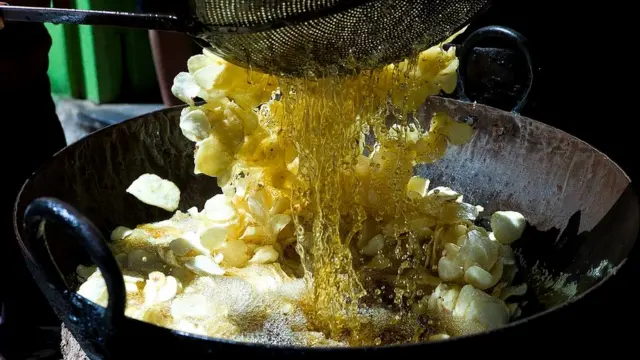 Некоторые виды растительного масла, например, рапсовое или пальмовое, судя по всему, полезнее и безопаснее для готовки