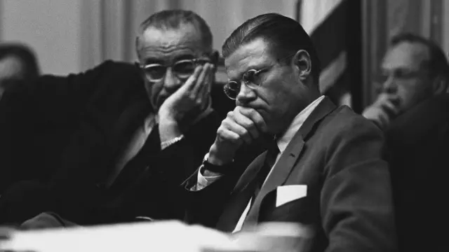 Bộ phim cũng cho thấy một cái nhìn cận cảnh hơn về bối cảnh chính trị tại Washington, Sài Gòn cũng như Hà Nội, đạo diễn Lynn Novick nói.