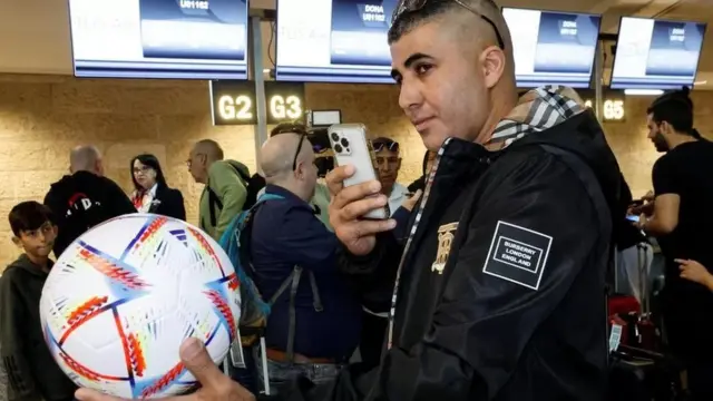 جمهور المونديال في المطار