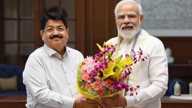 પરિમલ નથવાણી પીએમ નરેન્દ્ર મોદી સાથે. નથવાણીએ આ ફોટો ઘણા સમય પહેલાં પોતાના ઍક્સ એકાઉન્ટ પર શૅર કર્યો હતો