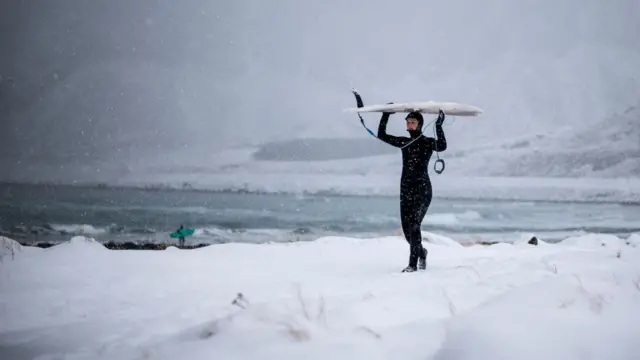 Женщина несет доску