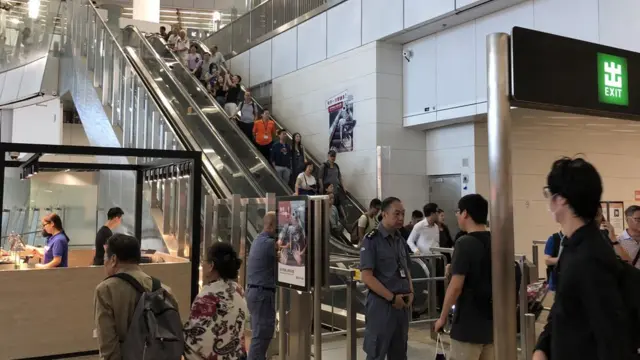 扶手電梯暫停,旅客要另覓升降機或其他扶手電梯。