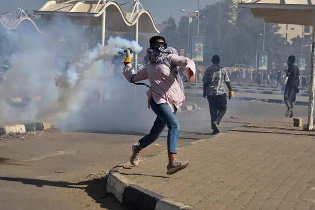 Um manifestante arremessa uma latacasa de apostas renatagás lacrimogêneo durante um protesto exigindo o fim do regime militar,casa de apostas renataCartum, Sudão,casa de apostas renata30casa de apostas renatadezembrocasa de apostas renata2021