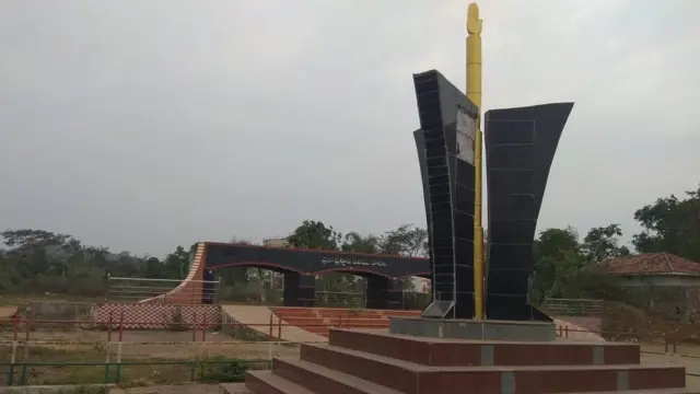 వైఎస్ పాదయాత్ర స్తూపం