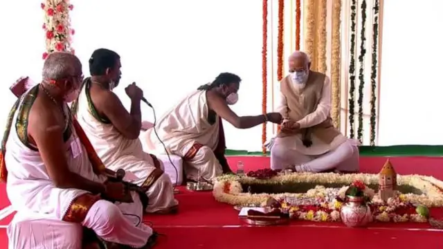 புதிய நாடாளுமன்றக் கட்டடத்துக்கு அடிக்கல் நாட்டுவதற்காக ஏற்பாடு செய்யப்பட்ட விழாவில் பூஜை செய்யும் பிரதமர் நரேந்திர மோதி.