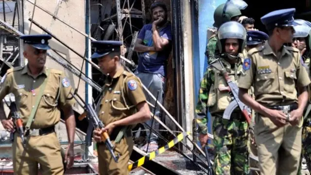 श्रीलंकेत पोलीस ताफा