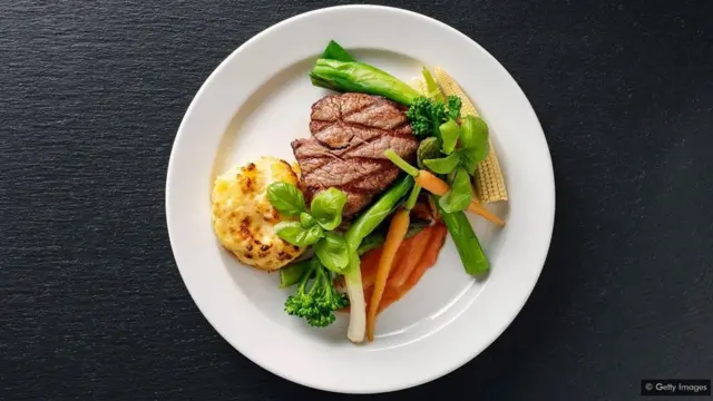 Pour minimiser les risques, les aliments doivent être cuits au micro-ondes dans un matériau qui n'est pas en plastique, comme la céramique