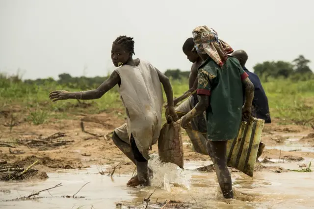 Sawirkan waxaa la qaaday August 15, 2017, waxaana ka muuqda carruur ku dheelaysa biyaha wabiga Chari ee magaalada N"Djamena, oo xarun u ah Chad.