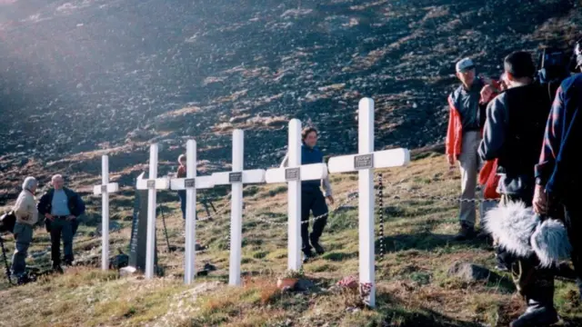 قبور عمال مناجم قضوا بمستعمرة نرويجية نائية