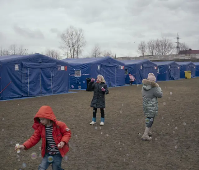 U gradu postoje dva ampa, od koji je veći napravljen na lokalnom fudbalskom stadionu i ima oko 60 šatora.
