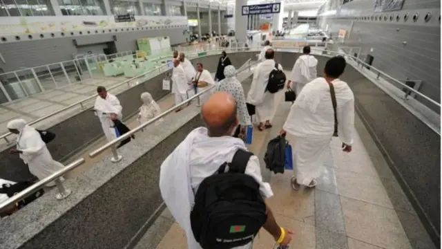 বিমানবন্দরে হজ যাত্রীরা