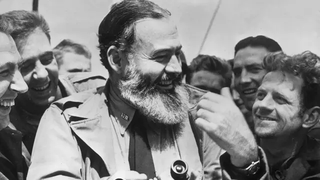 Militares ao ladoErnest Hemingway, que trabalhou como correspondenteguerra