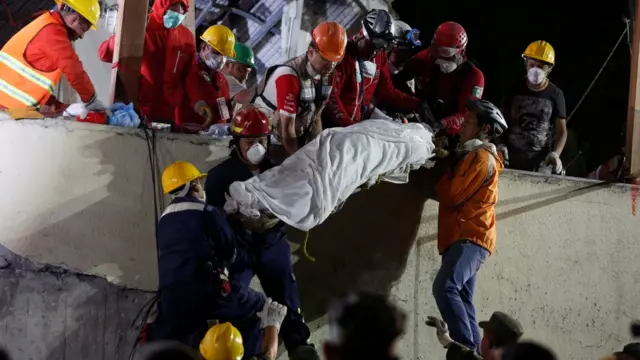 sekolah di Kota Meksiko yang ambruk.