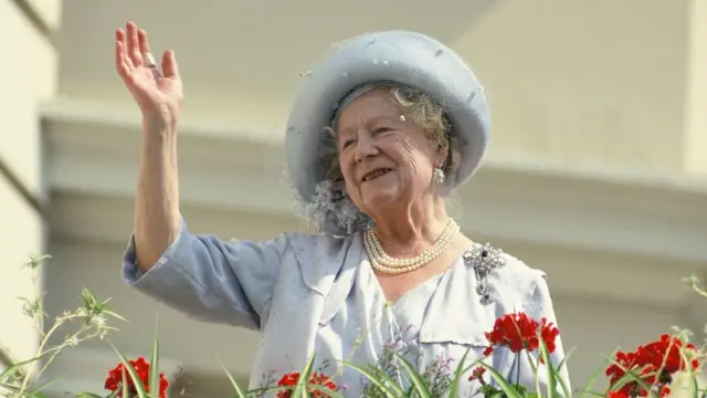 Kraliçe 2. Elizabeth'in annesi olan Elizabeth Angela Marguerite Bowes-Lyon