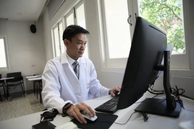 นพ.โอภาส