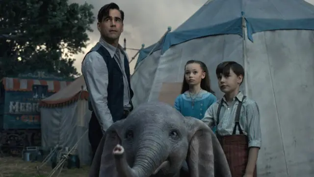 Holt Farrier (Colin Farrell) and his children Milly (Nico Parker) and Joe (Finley Hobbins) with Dumbo the elephant