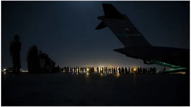 Refugiados afganos haciendo fila en el aeropuerto de Kabul.
