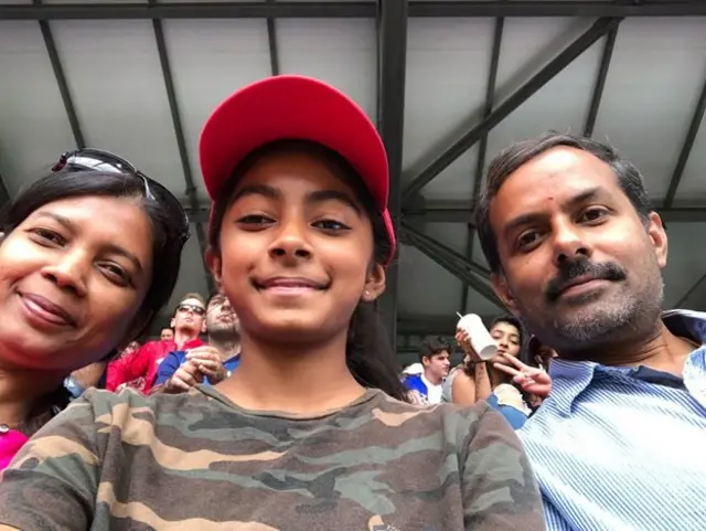 பெற்றோருடன் ஜனனி