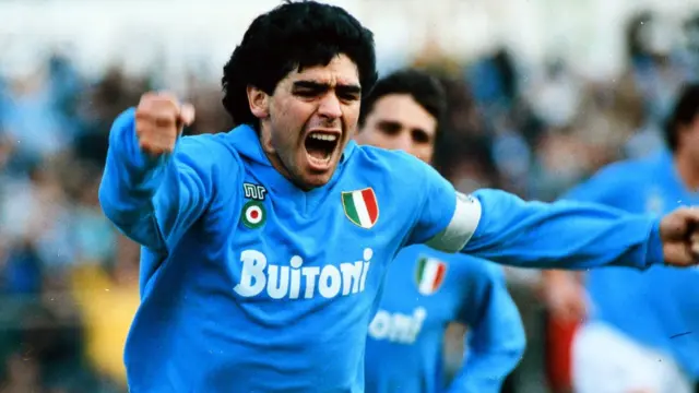 دييغو مارادونا يحتفل بتسجيله هدفا مع نابولي