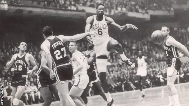 米NBAの名選手ビル・ラッセルさん死去 11回優勝、人種差別とも闘う ..., 画像サイズ:640x360