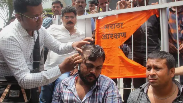 मराठा आंदोलनादरम्यान मुंडन करताना आंदोलनकर्ते