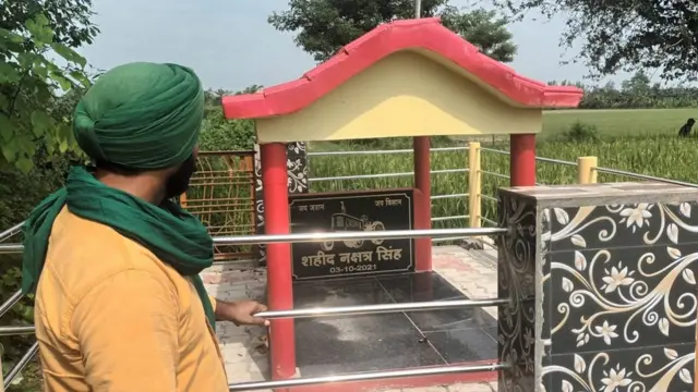 ਨਛੱਤਰ ਸਿੰਘ ਦਾ ਅਤੇ ਪੁੱਤਰ ਜਗਦੀਪ ਆਪਣੇ ਪਿਤਾ ਦੀ ਸਮਾਧ ਦਿਖਾਉਂਦੇ ਹੋਏ