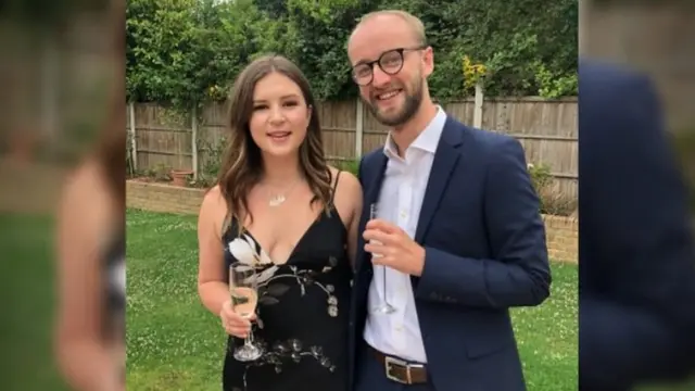 我叫茉莉，今年22岁。我是新西兰人，但我生活在英国，男友是英国人。