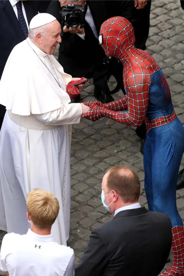 Папа Франциск приветствует Маттиа Виллардиту, который посещает детей в больницах Италии в костюме Человека-паука