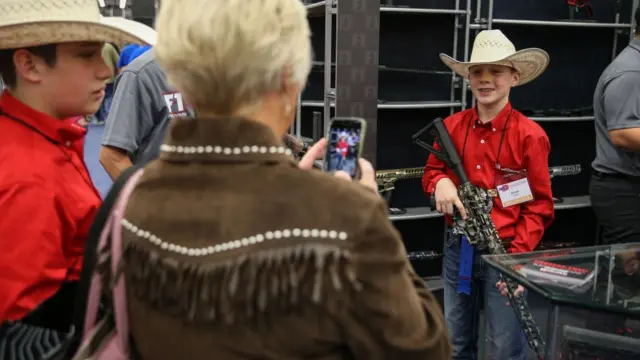 Một em bé mang khẩu súng trường tại bang Texas