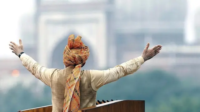 பிரதமர் நரேந்திர மோதியின் தொட்டு தொடரும் தலைப்பாகை பாரம்பர்யம்