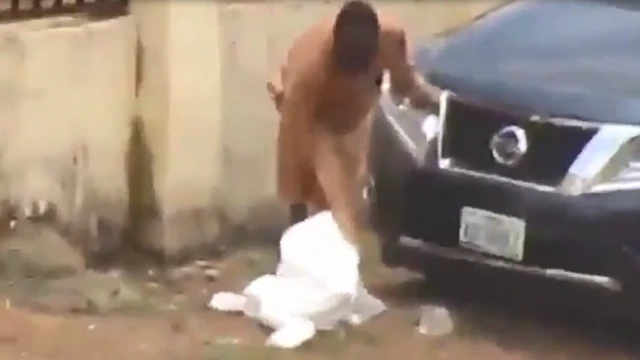 Wani mutum yana tube kayan kariya daga cutar korona na ma'aikatan lafiya bayan sun jana'izar Abba Kyari a Abuja