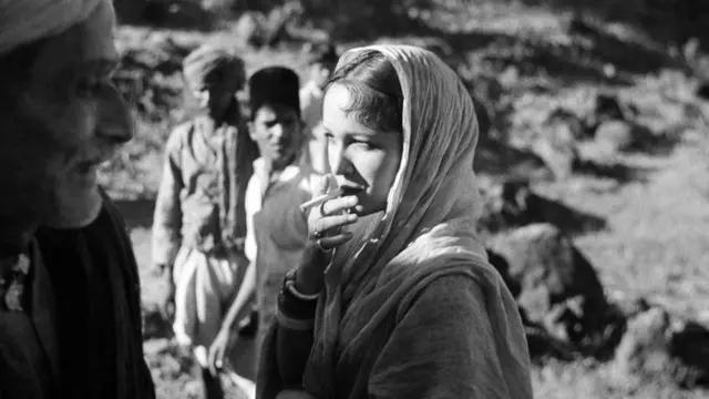 ఇజ్జత్ సినిమాలో దేవికా రాణి, కమ్తా ప్రసాద్