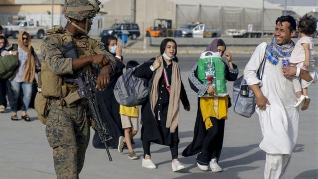 在阿富汗國際機場疏散期間，第24海軍陸戰隊遠征部隊的美國海軍陸戰隊正在護送撤離人員