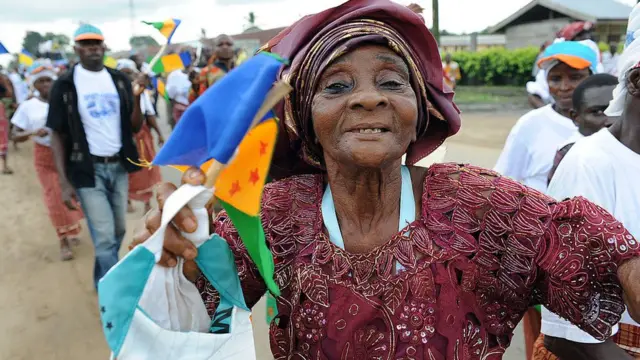 Agadị nwaanyị na-agba egwu