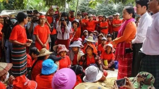 ရန်ကုန်တိုင်း‌ဒေသကြီးအစိုးရအဖွဲ့ လူဝင်မှုကြီးကြပ်ရေးနှင့် လူ့စွမ်းအားအရင်းအမြစ်ဝန်ကြီးဒေါ်မိုးမိုးစုကြည် နဲ့တိုင်ရီစက်ရုံလုပ်သားများ