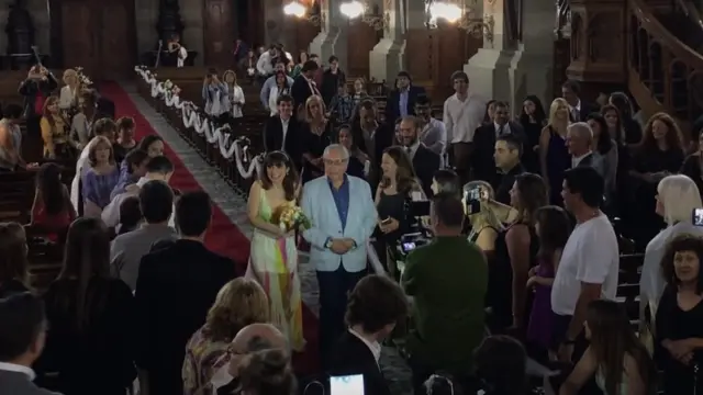 Mercedes camina por el altar