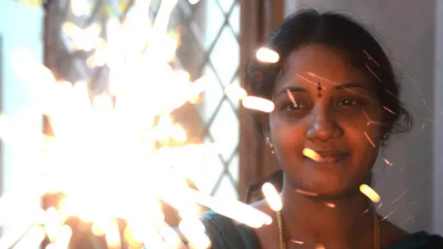 ફટાકડા સાથે મહિલા