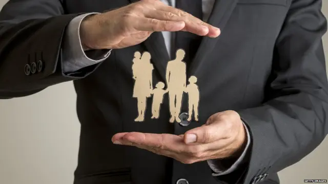 घरातली कमावती व्यक्ती एक असली तर सगळ्यांच्याच विमा काढला जातो. त्यामुळे गरजेपेक्षा जास्त रक्कम विमा योजनांमध्ये गुंतवली जाते.