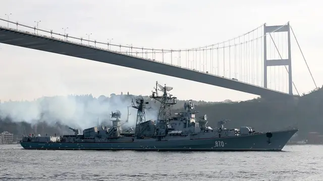 Türkiyə Bosfor və Dardanel boğalarını Rusiya hərbi gəmiləri üçün bağlayır