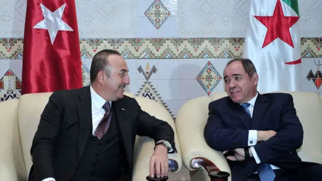وزير الخارجية الجزائري صبري بوقادوم مع نظيره التركي الزائر تشاويش أوغلو