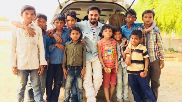 બાળકો સાથે બીબીસીની ટીમનો સભ્ય