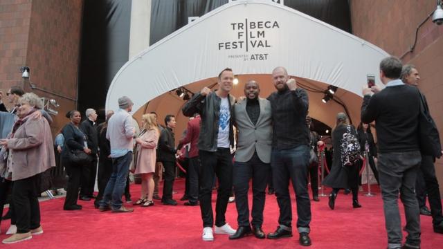 O diretor de fotografia Neirin Jones com Alan Duarte e o diretor Ben Holman na cerimônia de premiação do Tribeca