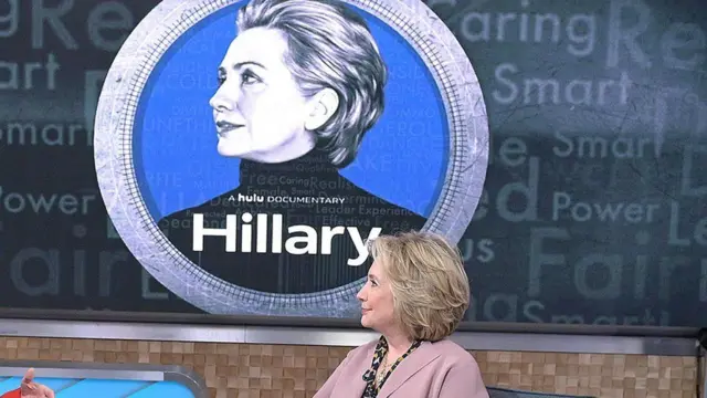 Hillary Clinton déclare que les femmes continuent d'avoir besoin d'encouragement pour accéder au leadership.