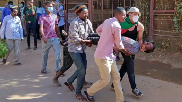 متظاهرون يحملون مصابا