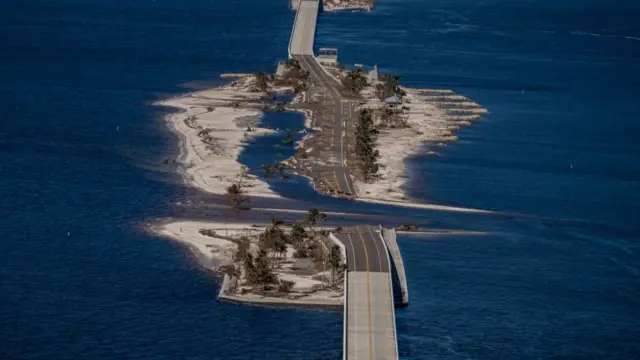 El puente de Sanibel, parcialmente destruido por la tormenta el 30 de septiembre.