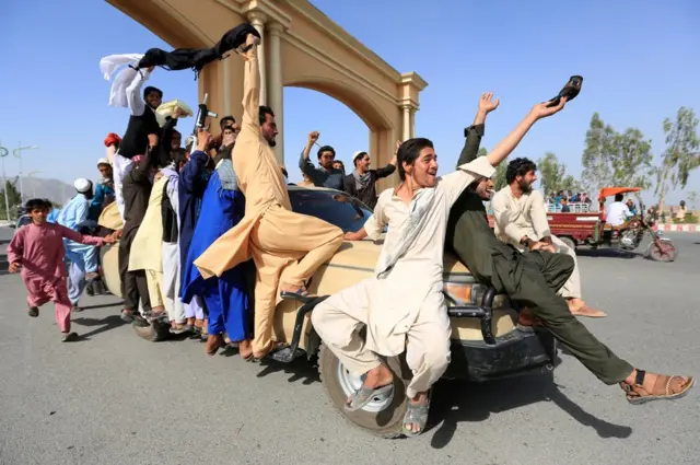 Люди святкують припинення вогню у протистоянні з талібами